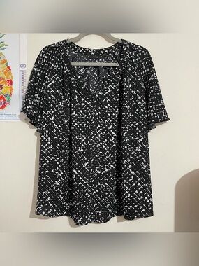 Apt. 9 Black and White Abstract Print V-Neck Flutter Sleeve Blouse Size XL